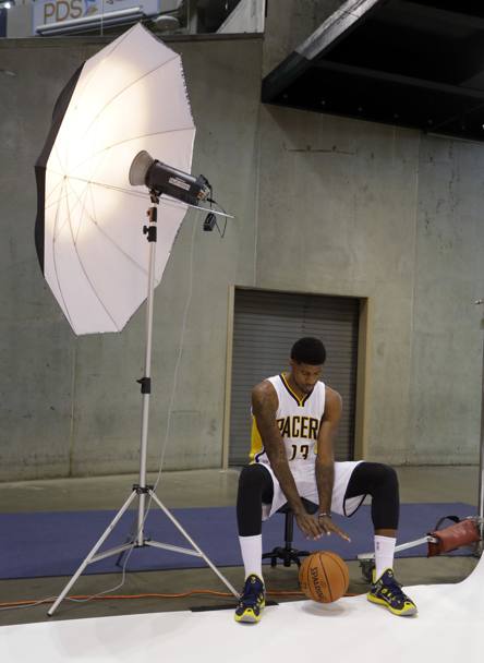 Paul George aspetta il suo turno per la foto ufficiale durante l’NBA basketball media day (Ap)